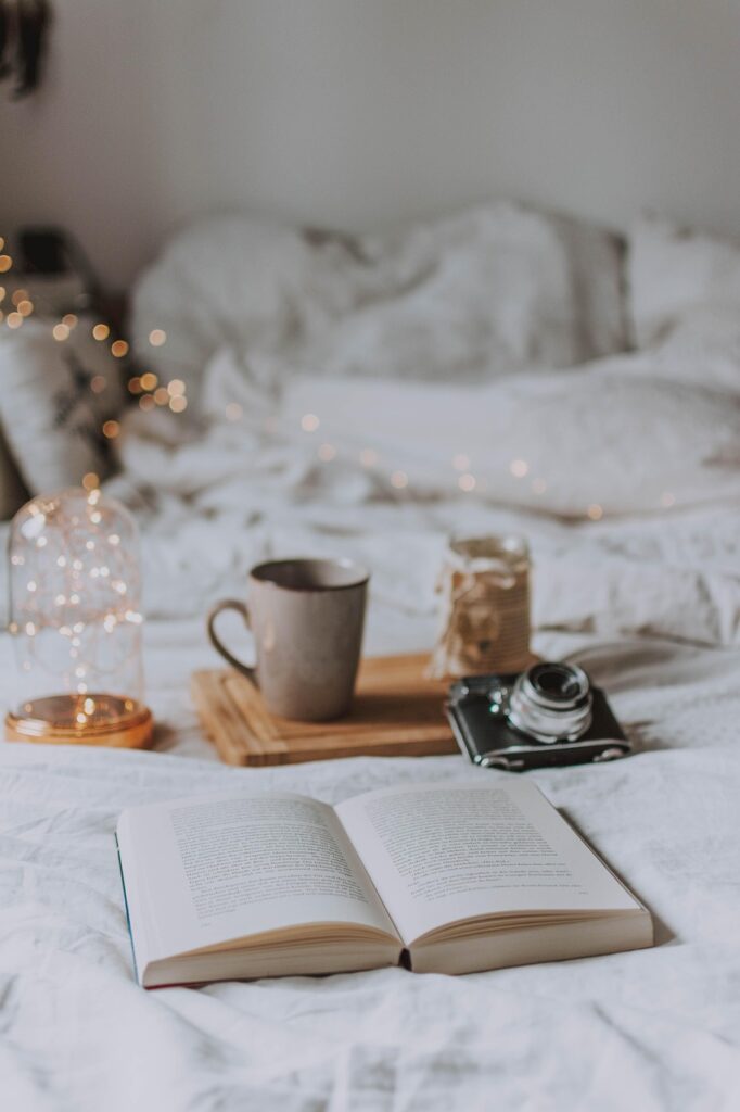 petit déjeuner posé sur un lit