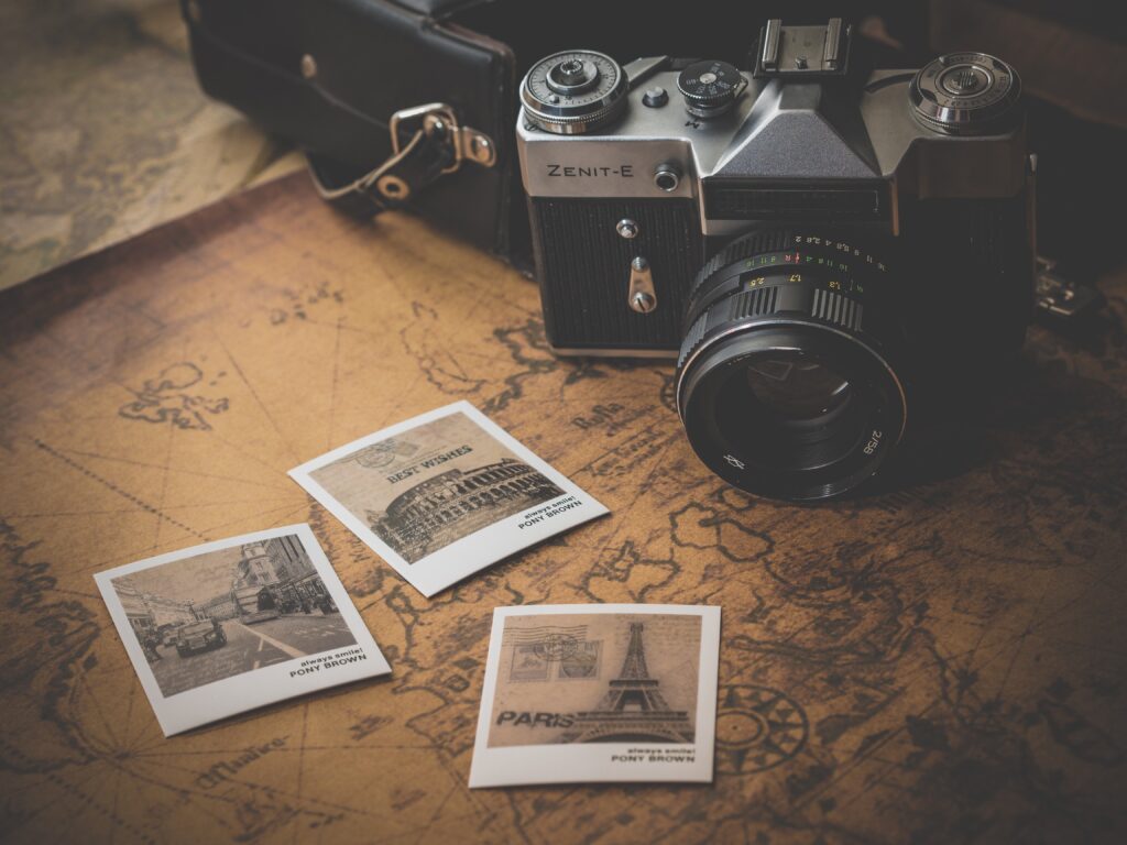 Appareil photo et anciennes photographies symbolisant les souvenirs du passé.